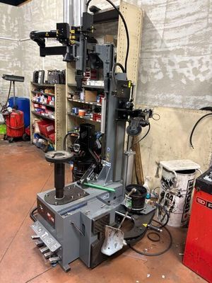 une machine qui se trouve dans un garage