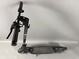 un scooter noir muni d'un guidon