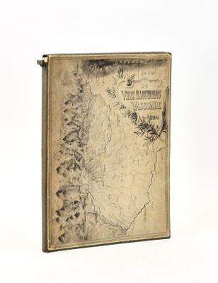 un vieux livre sur lequel figure une carte, posé sur une table