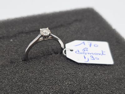 une bague en diamant à laquelle est attachée une étiquette de prix