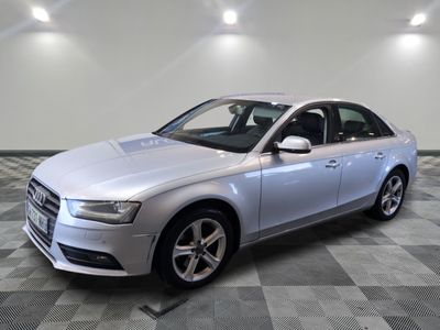 une image d'une voiture audi argentée dans une salle d'exposition