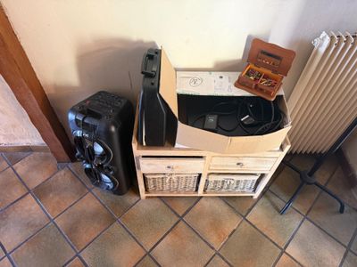 Contenu du couloir de l'entrée, Enceinte JVC, petits meubles…