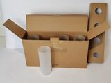 une boîte en carton posée par terre à côté des toilettes