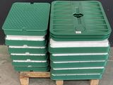 plusieurs bacs en plastique verts empilés les uns sur les autres sur une palette