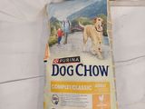La gamelle du chien est posée sur le lit, à côté de l'oreiller.