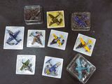 beaucoup de petits avions miniatures sur la table