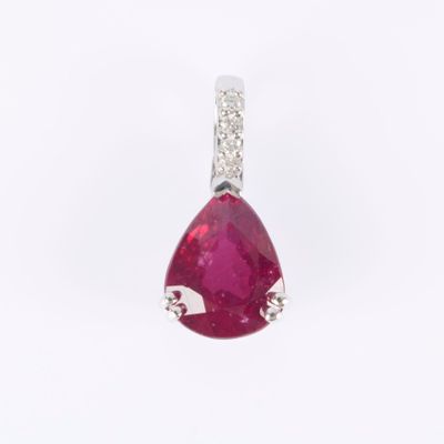 un gros plan d'un pendentif en rubis et diamants sur fond blanc