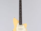 une guitare électrique suspendue à une corde sur un fond gris