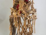 une sculpture représentant un oiseau, réalisée à partir de brindilles et de brindilles