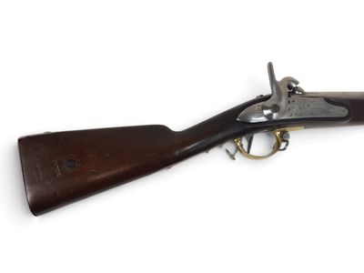 un vieux fusil avec une poignée en bois sur fond blanc