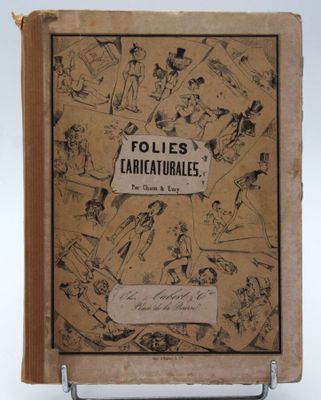 un vieux livre couvert de dessins, posé sur une table