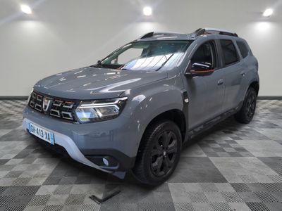 la dacia grise est garée sur un carrelage en damier