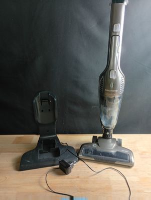un aspirateur posé sur une table à côté d'une souris
