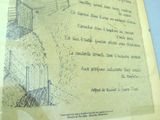 une feuille de papier posée sur une table, sur laquelle est collé un post-it rose