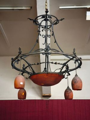 un lustre suspendu au plafond d'une pièce