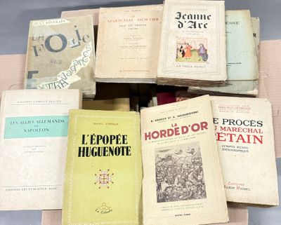 un grand nombre de livres posés sur une table