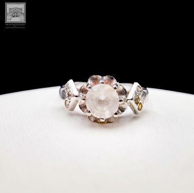 une photo d'une bague sertie d'un diamant taille rose