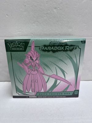 un gros plan sur une boîte de cartes à collectionner Pokémon posée sur une table