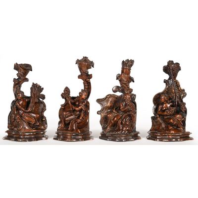 trois figurines en bronze représentant des personnes assises sur un banc