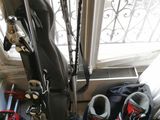 une paire de skis et une autre paire de skis posées par terre