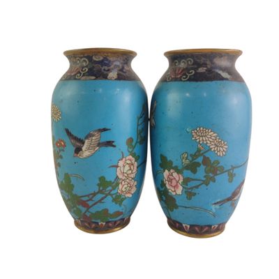 deux vases bleus décorés d'oiseaux et de fleurs