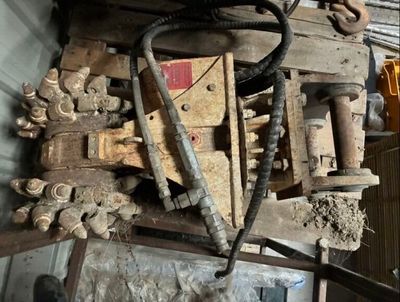 une pile d'outils posés sur une table