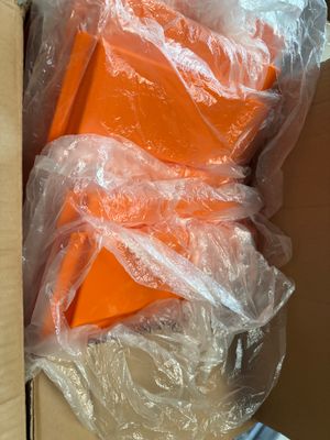 une boîte en carton contenant quelques objets orange