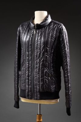 une veste en cuir noir sur un mannequin mannequin mannequin mannequin mannequin mannequin mannequin mannequin mannequin mannequin