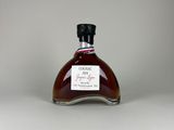 une bouteille de brandy posée sur une table blanche