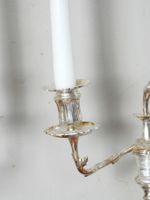 PAIRE DE CANDELABRES à deux bras de lumière en métal argenté… (photo 4)