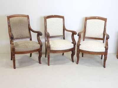 PAIRE DE FAUTEUILS en acajou et placage d'acajou mouluré à d…