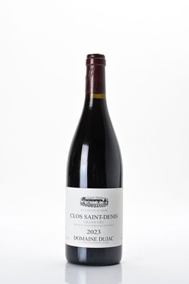 une bouteille de vin posée sur une table