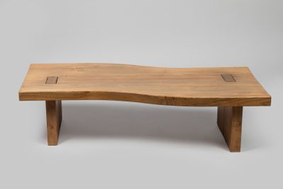 un gros plan d'un banc en bois sur fond gris
