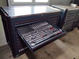 de nombreux outils dans le tiroir d'une armoire à outils