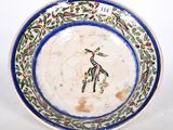 une assiette bleue et blanche avec un oiseau dessus