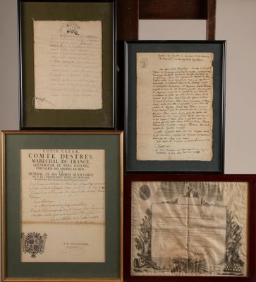 trois documents encadrés sont posés sur une étagère à côté d'une chaise en bois