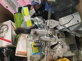 une boîte en carton remplie d'objets hétéroclites dans une pièce