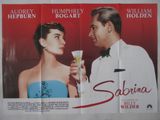 deux affiches de cinéma représentant un homme et une femme tenant des verres à vin