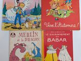quatre livres pour enfants sont alignés sur une surface blanche