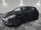 la photo d'une voiture noire garée dans un garage