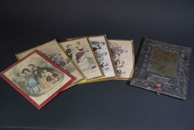 plusieurs cartes et un cadre photo posés sur une table, sur fond noir