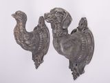 une paire d'appliques murales anciennes en fonte représentant un chien et une dinde