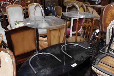 beaucoup de chaises et de tables dans une pièce avec beaucoup de meubles