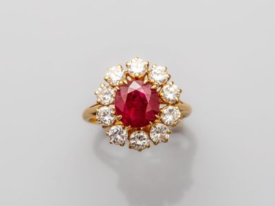 une bague à rubis et diamants