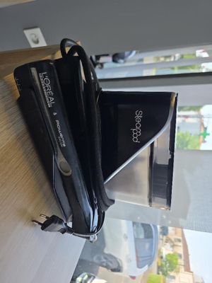 un sac noir posé sur une table près d'une fenêtre