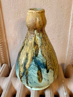 un vase posé sur une étagère