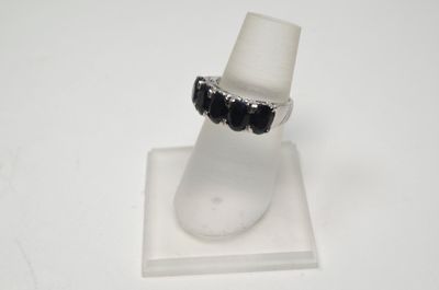 bague en argent sterling ornée de pierres noires sur une monture blanche