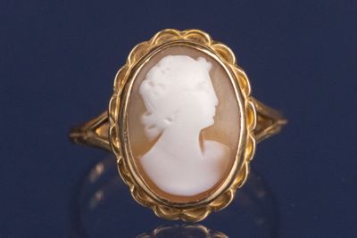 une image représentant une bague en or ornée d'un camée représentant le profil d'une femme