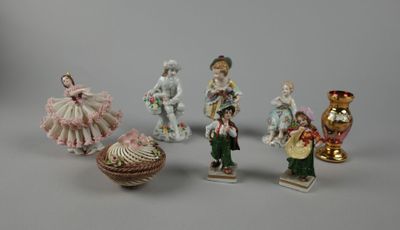 cinq figurines posées sur une table