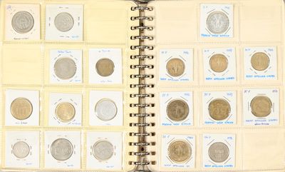 un livre ouvert dans lequel se trouvent plusieurs pièces de monnaie
